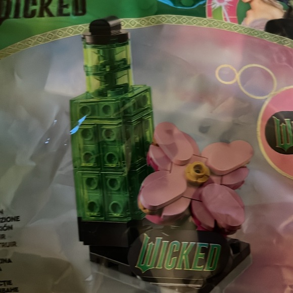Wicked Movie exclusive Lego set - Picture 3 of 3